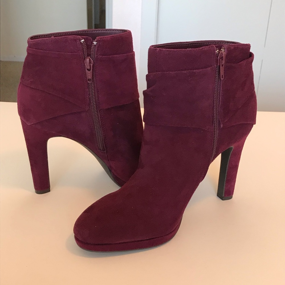 ⚜️SOLD⚜️. Gianni Bini Suede Bow Ankle Boots - Picture 5 of 8